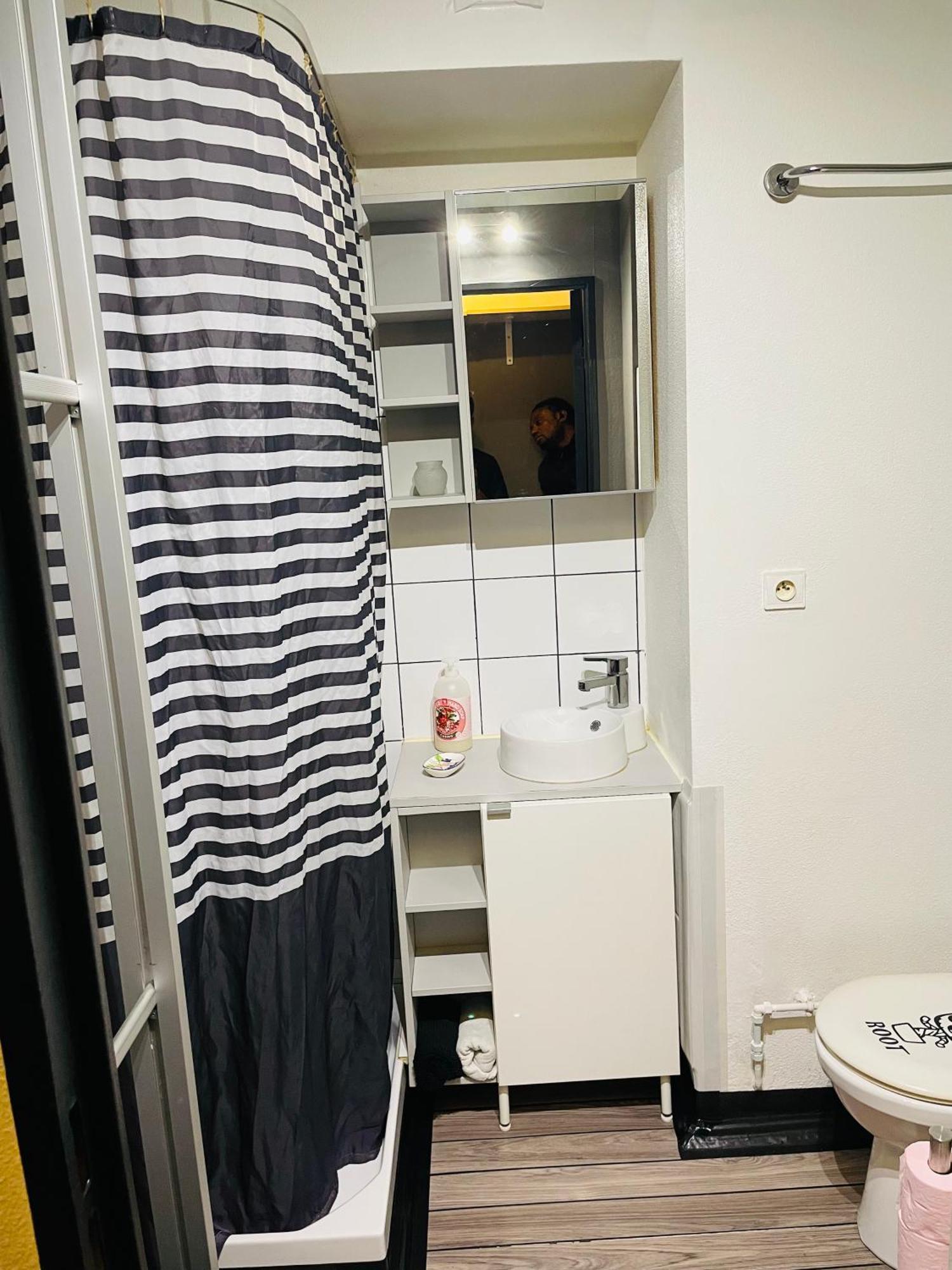 Comfortable Studio In Клиши Екстериор снимка